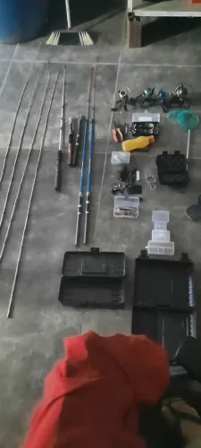 Vendo 5 varas de bambu 5 varas artificial com 135 anzóis e 51 chumbada 4 molinetes