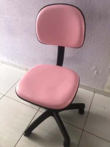 Cadeira secretária rosa de COURO