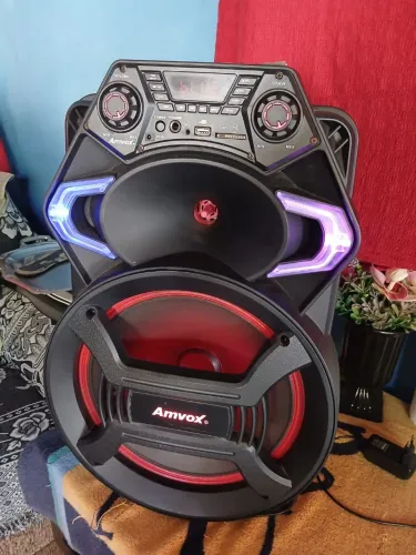 VENDO uma caixa de SOM.