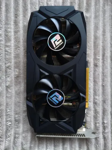 Vendo a placa de vídeo e os dois pentes de memória