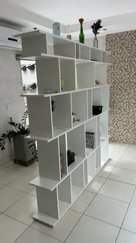 ESTANTE DIVISÓRIA VAZADA EM MDF - 2 X 2 METROS