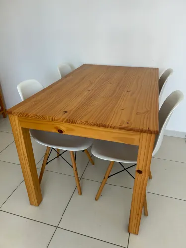 Mesa Tok & Stok com cadeiras