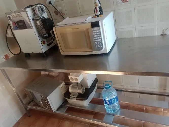 Máquina de salgados e panela mechedora fogão mesa em nós