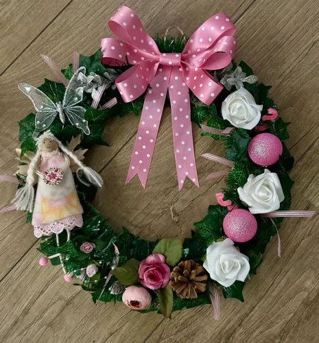 Guirlanda de Natal anjo e laço rosa