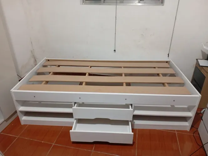 Cama com gavetas e prateleiras Ótimo estado