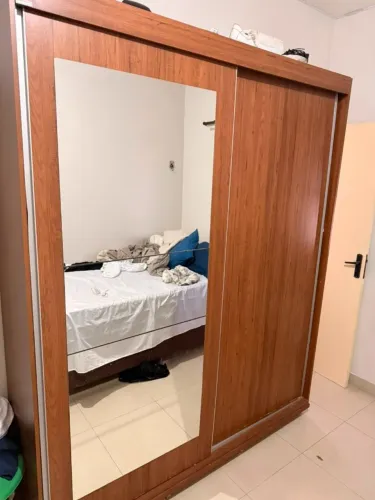 Guarda Roupa grande com gavetas e muito espaço
