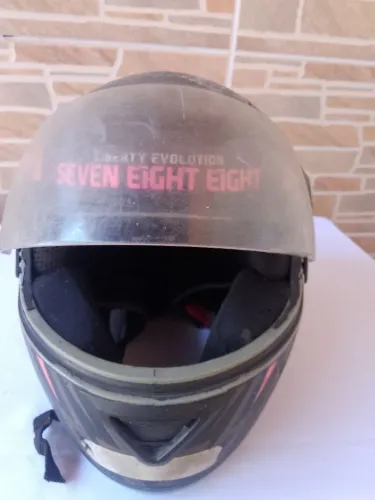 Capacete pouco usado