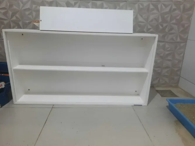 4 expositores de MDF branco resistente com proteção de acrílico 