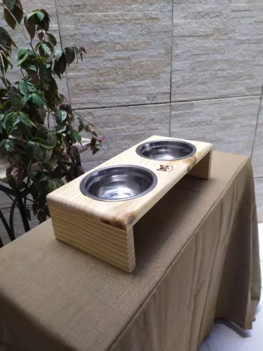 Comedouro pet feito em madeira pinus com tigela de inox
