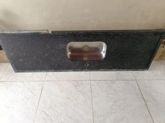 Bancada de granito verde Ubatuba com cuba de inox