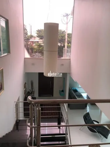 Casa residencial disponível para locação e venda no bairro Jardim Karaíba em Uberlândia-MG