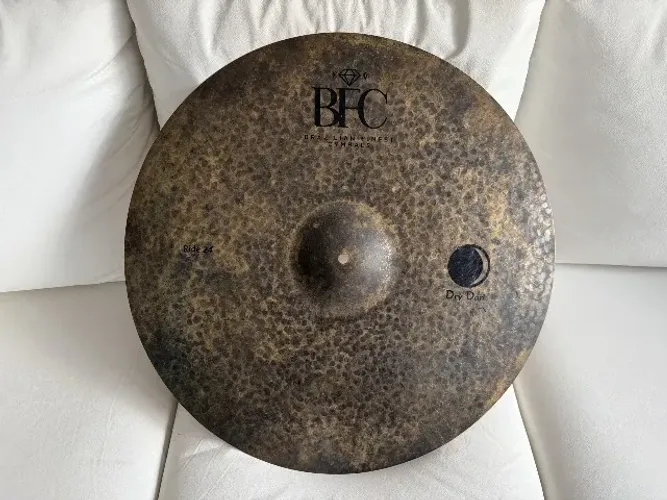 Ride BFC Brazilian Finest Cymbals Dry Dark 24" DDR24 em Bronze B20
