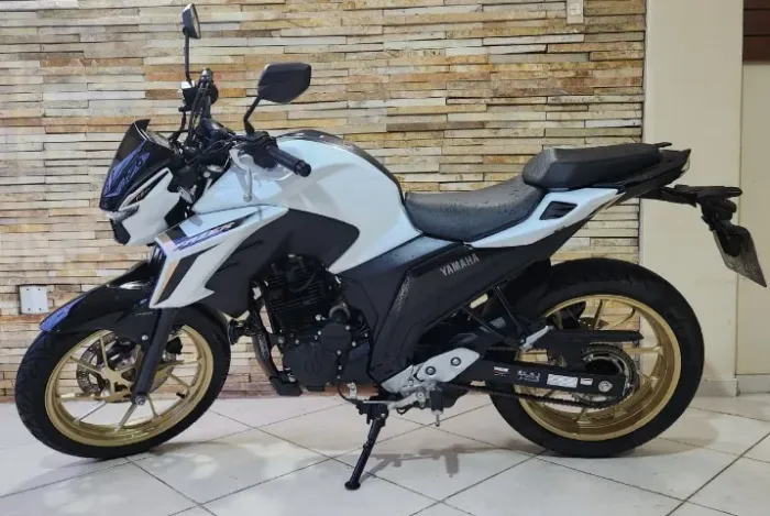 VENDE-SE MOTO FAZER250/2025 BRANCA FZ25