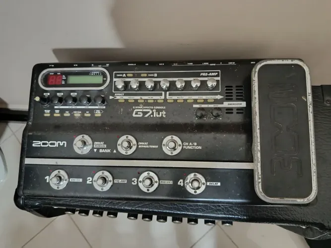 Pedaleira Zoom G7 usada funcionando