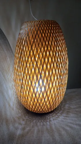 Luminária em bambu rattan