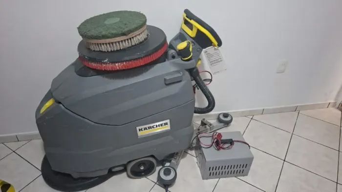 Lavadora karcher BD 50/50 a bateria lava e seca