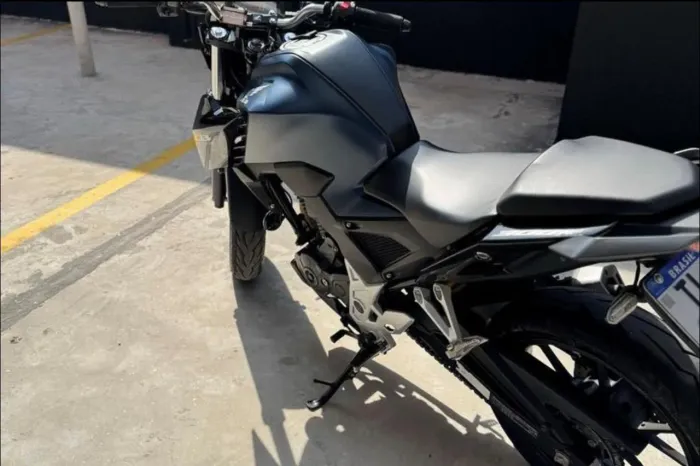 CB 300F - 2025<br>KM: 3.000<br>R$25.000,00