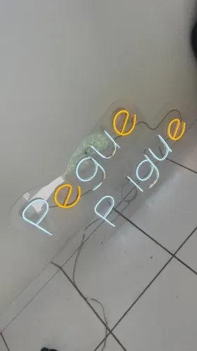 Placa neon letreiro "pegue pague"