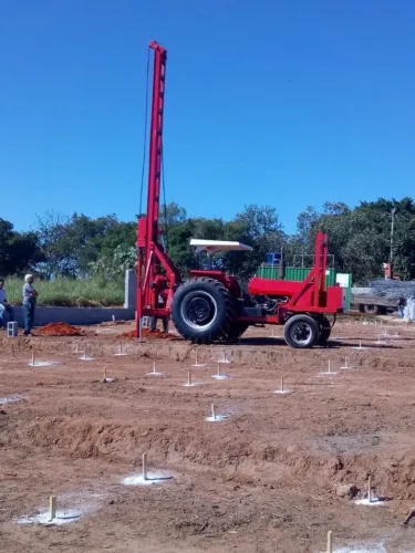 Perfuratriz no Trator Massey Ferguson