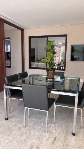 Mesa de jantar quadrada com 6 cadeiras