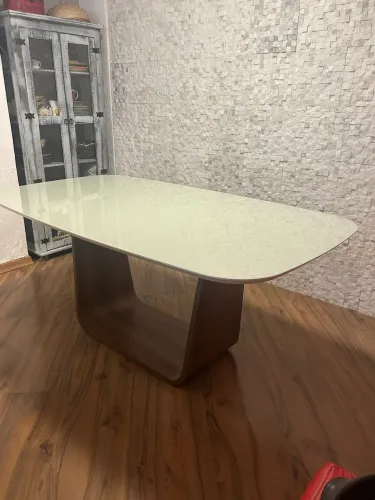 Mesa clássica em laca com vidro colado