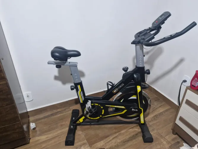 Vende-se uma bicicleta ergométrica