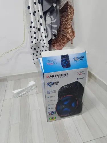 Caixa de som mundial semi nova 