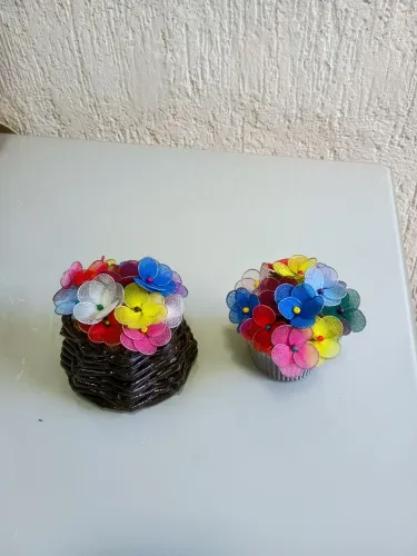 Arranjo de flores artificiais.
