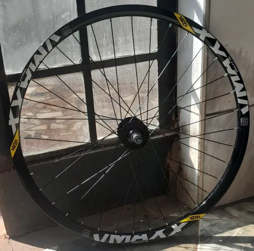 Vendo roda vmaxx aro 26 traseira nova já montada 