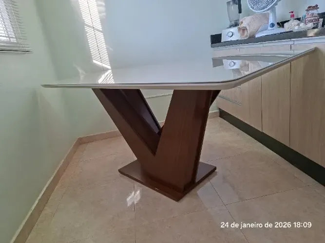 mesa de jantar retangular com seis lugares