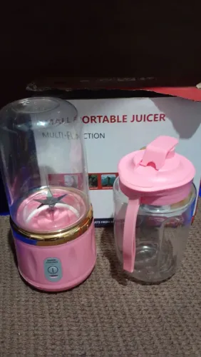 Vendo mini liquidificador vai com 2 copos muito bem conservado funcionando perfeitamente 