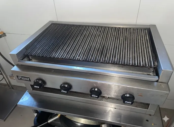 CHAPA GRELHA CHAR BROILER FIRE GG80 A GÁS DE 83X56CM COM SUPORTE 