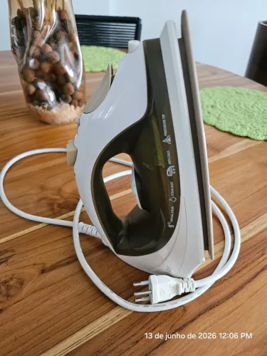 Ferro de Passar a Vapor Oster - 127V - Usado