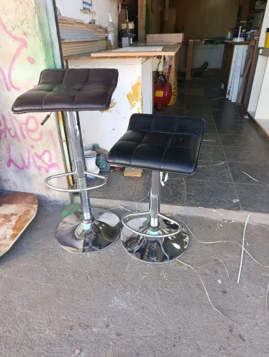 Banqueta alta com pistão 
