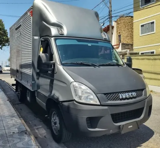 IVECO DAILY 35S14 BAÚ - ANO 2017