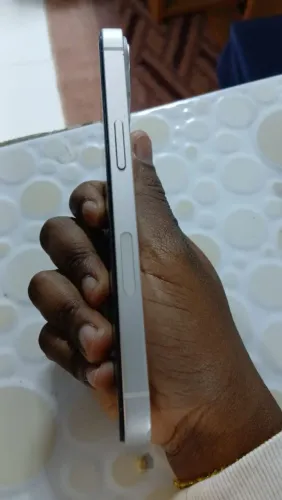 Vende-se um iPhone 13 normal, em perfeito estado. Valor R$ 1.200