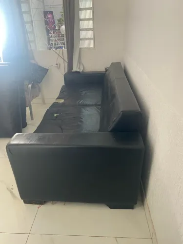 Vendo sofá 3 lugares em couro legítimo