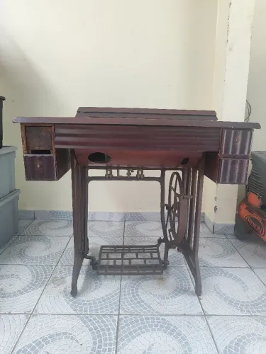 Pé de máquina de costura antiga
