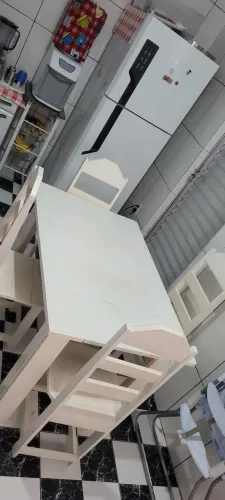 Mesa e cadeira de madeira