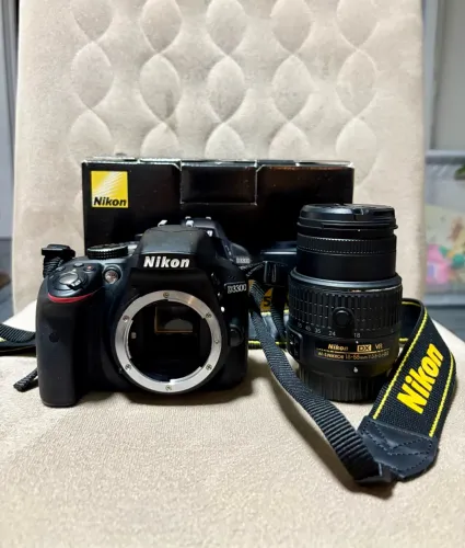 Câmera Nikon D3300 + lente 18-55, muito conservada, com caixa e itens de brinde! 