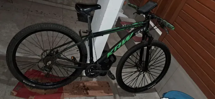 Estou vendendo uma bicicleta com roda de 29 polegadas. 