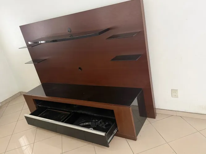 CONJUNTO PARA SALA: ESTANTE COM PAINEL DE TV + MESA DE CENTRO