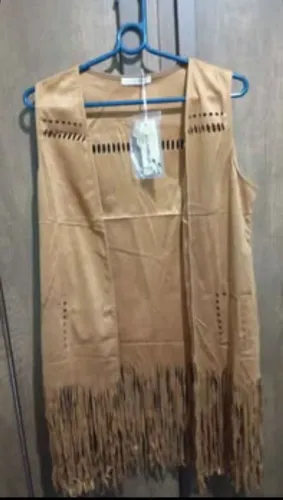 Colete longo de suede (camurça sintética) com franjas na cor caramelo