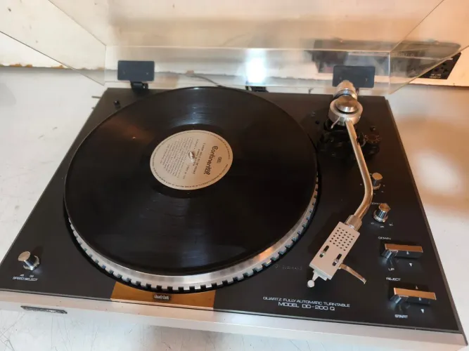 EXCELENTE TOCA DISCO DD200Q