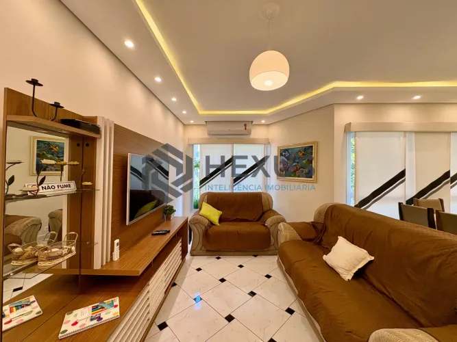 Apartamento reformado com varanda na Enseada, Guarujá