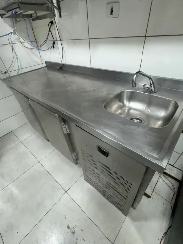 Bancada refrigerada com pia