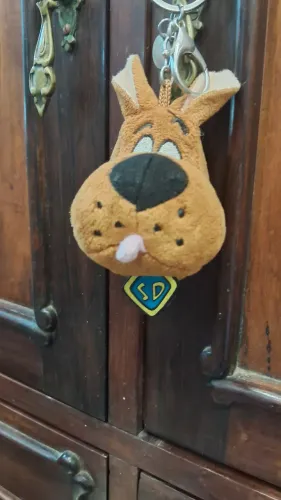 personagem Scooby-Doo com aproximadamente 11 cm de altura chaveiro