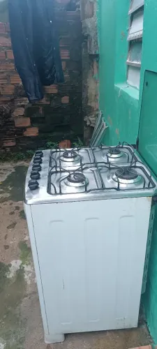 Vendo um fogão Electrolux 2019 quatro bocas , em bom estado de uso .