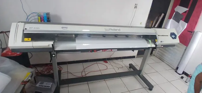 MAQUINA ROLAND SP 540i (DEFEITO) imprime e recorta