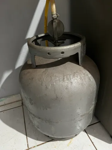 Vende-se galão de gas com gás dentro
